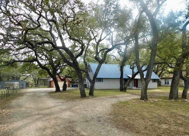 3-bedroom rental at 30 Crestline Dr in Pleasanton, TX — photo 2
