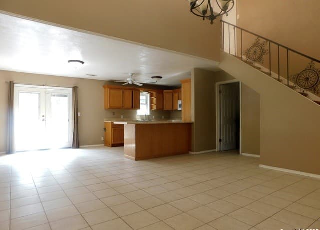 3-bedroom rental at 30 Crestline Dr in Pleasanton, TX — photo 4