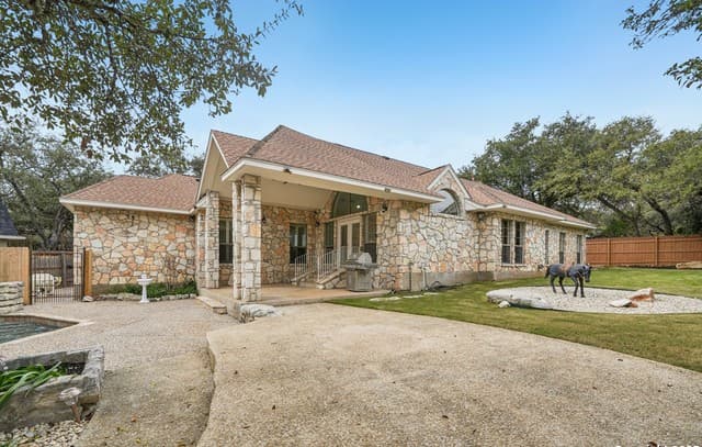 3-bedroom rental at 17306 Fountain Mist in San Antonio, TX — photo 2