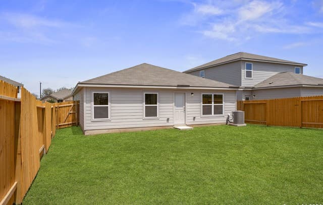 3-bedroom rental at 15027 Telfaire Meadow in Von Ormy, TX — photo 3
