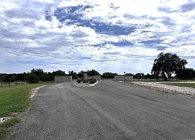 rental at 261 Grand Ranch in Hondo, TX — photo 2