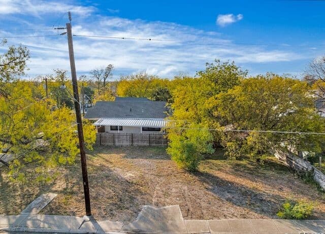 rental at 815 S Pine St in San Antonio, TX — photo 1