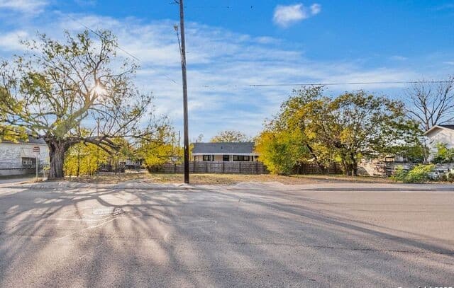 rental at 815 S Pine St in San Antonio, TX — photo 2