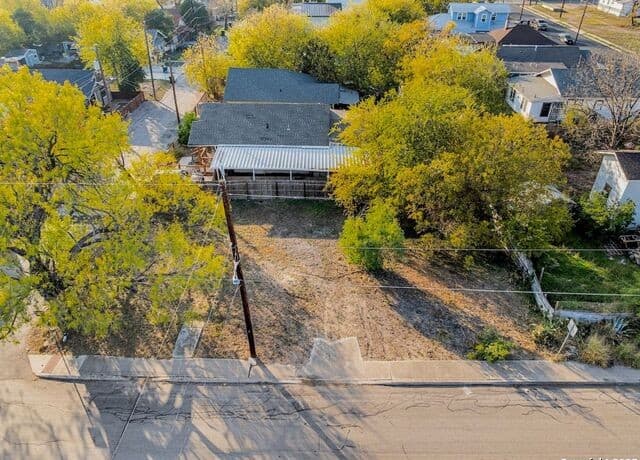 rental at 815 S Pine St in San Antonio, TX — photo 3