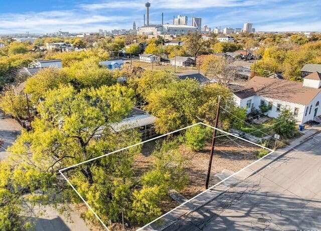 rental at 815 S Pine St in San Antonio, TX — photo 4