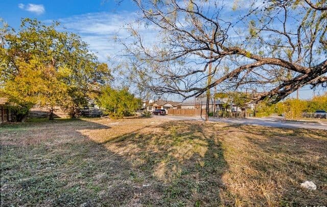rental at 815 S Pine St in San Antonio, TX — photo 5