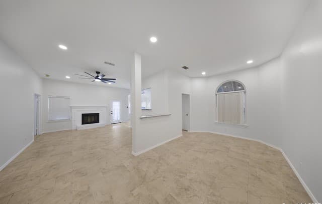 3-bedroom rental at 9523 Black Thorn in San Antonio, TX — photo 2
