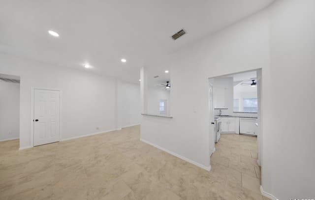 3-bedroom rental at 9523 Black Thorn in San Antonio, TX — photo 4
