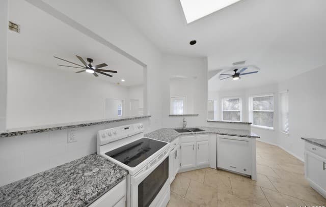 3-bedroom rental at 9523 Black Thorn in San Antonio, TX — photo 5