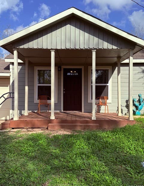 2-bedroom rental at 1310 South 4th in Floresville, TX — photo 3