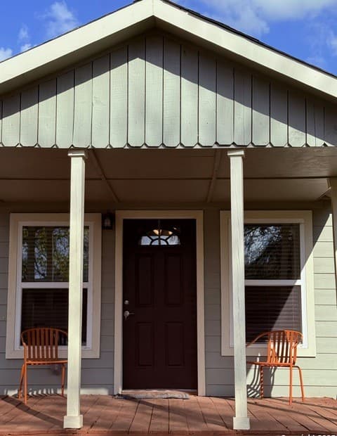 2-bedroom rental at 1310 South 4th in Floresville, TX — photo 4