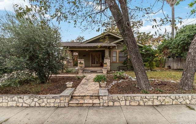 3-bedroom rental at 211 Lindell in San Antonio, TX — photo 1