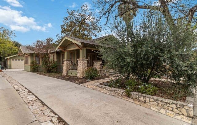 3-bedroom rental at 211 Lindell in San Antonio, TX — photo 5