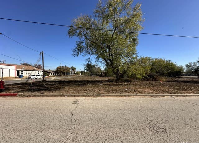 rental at 120 COMMERCE E Leona in Dilley, TX — photo 4
