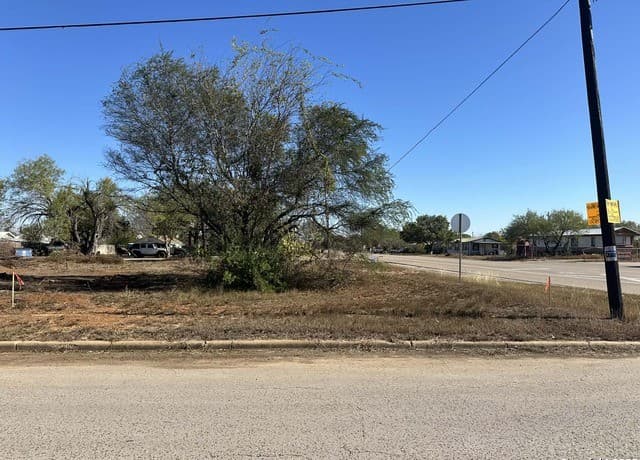 rental at 120 COMMERCE E Leona in Dilley, TX — photo 5