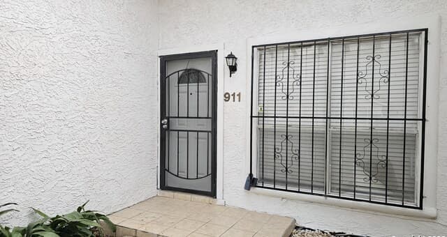 3-bedroom rental at 911 Spring Park in San Antonio, TX — photo 2