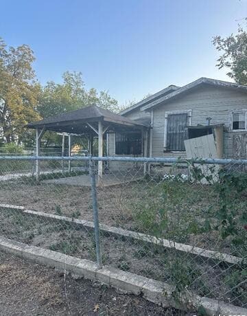 6-bedroom rental at 4012 San Fernando St in San Antonio, TX — photo 1