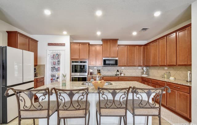 6-bedroom home for sale at 145 Rustic in Universal City TX