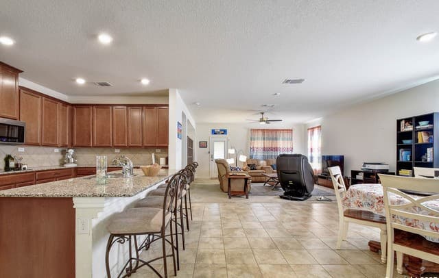 Home for sale at 145 Rustic in Universal City, TX — photo 4