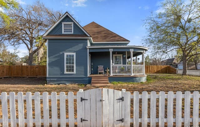 3-bedroom rental at 504 N Cedar in Pearsall, TX — photo 1