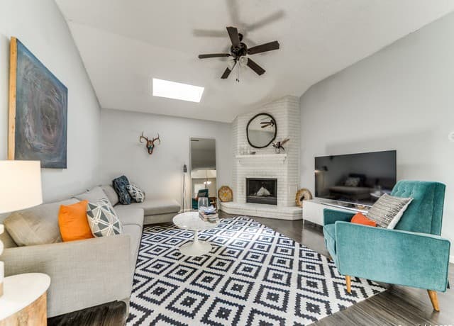 3-bedroom rental at 5935 Heather View in San Antonio, TX — photo 2