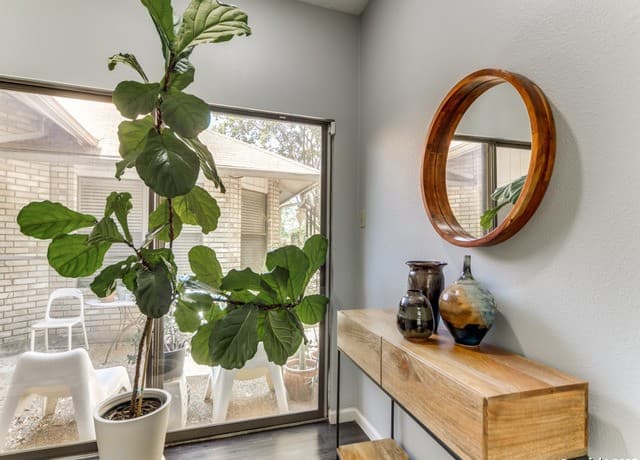 3-bedroom rental at 5935 Heather View in San Antonio, TX — photo 3