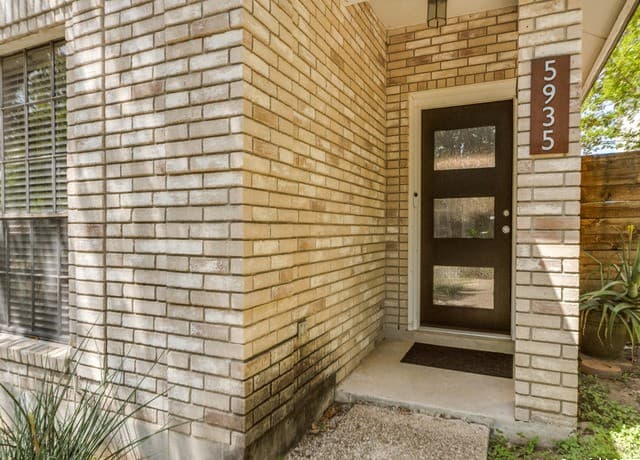 3-bedroom rental at 5935 Heather View in San Antonio, TX — photo 4