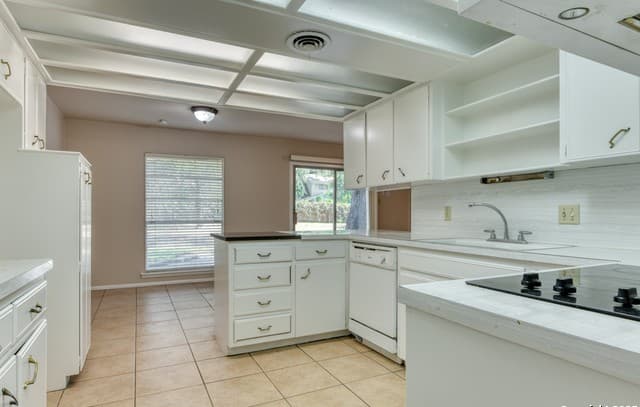 3-bedroom rental at 1115 Haltown Dr in San Antonio, TX — photo 4