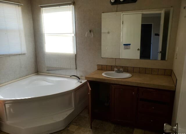 4-bedroom rental at 754 Kayroe Rd in Adkins, TX — photo 4