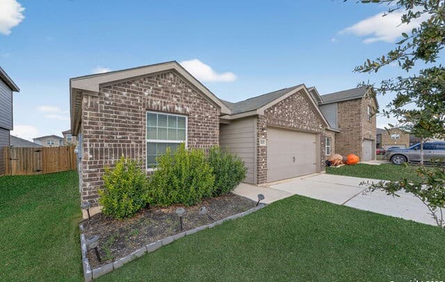 3-bedroom rental at 11025 White Sands in Live Oak, TX — photo 3