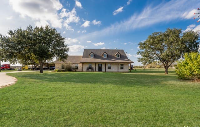 4-bedroom rental at 800 County Road 125 in Elmendorf, TX — photo 1