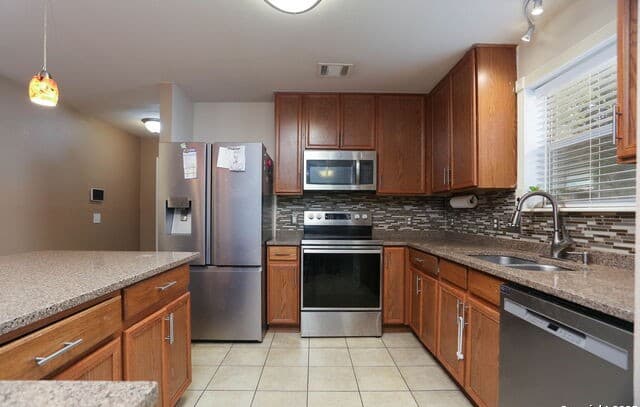 4-bedroom rental at 5124 Knollwood in Schertz, TX — photo 5