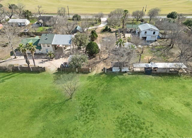 5-bedroom rental at 2103 Fm 2790 in Lytle, TX — photo 4