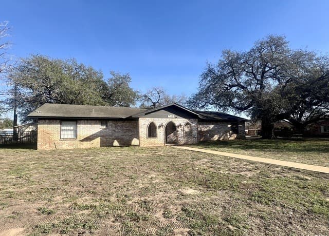 3-bedroom rental at 215 Lantana in Pleasanton, TX — photo 4