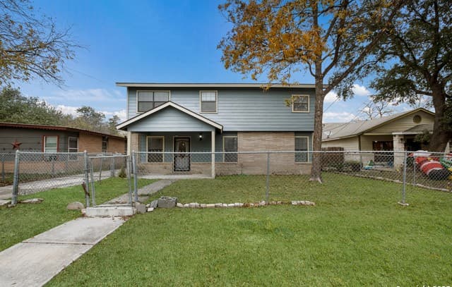 5-bedroom rental at 411 W Vestal in San Antonio, TX — photo 1