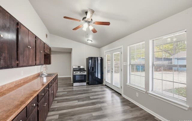 5-bedroom rental at 411 W Vestal in San Antonio, TX — photo 4