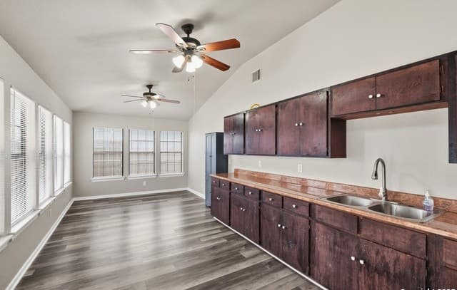 5-bedroom rental at 411 W Vestal in San Antonio, TX — photo 5