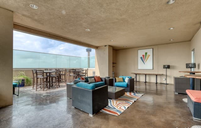 1-bedroom rental at 215 N Center St. Unit 206 in San Antonio, TX — photo 2