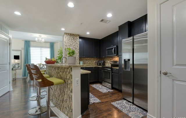 1-bedroom rental at 215 N Center St. Unit 206 in San Antonio, TX — photo 4