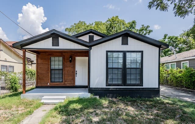 3-bedroom rental at 215 Oelkers in San Antonio, TX — photo 1