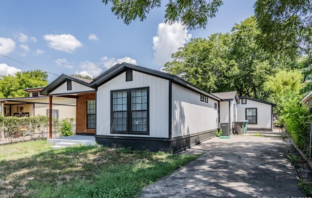 3-bedroom rental at 215 Oelkers in San Antonio, TX — photo 4