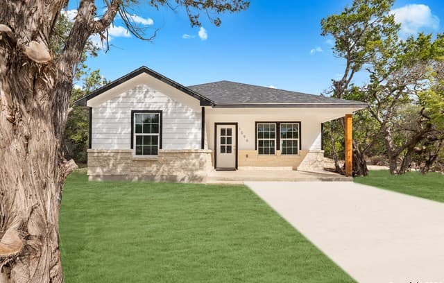 3-bedroom rental at 1096 Deer Valley in Spring Branch, TX — photo 1
