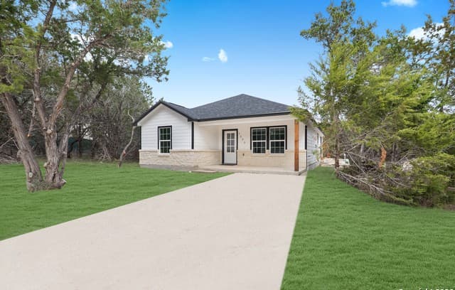 3-bedroom rental at 1096 Deer Valley in Spring Branch, TX — photo 3