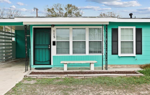 3-bedroom rental at 115 Harcourt in San Antonio, TX — photo 2