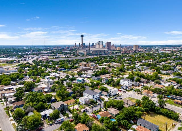 rental at 718 S Olive St in San Antonio, TX — photo 5