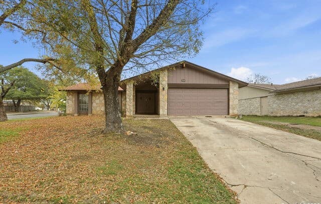 3-bedroom rental at 9314 Shining Star in San Antonio, TX — photo 2