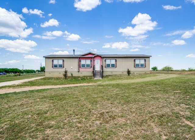 4-bedroom rental at 252 County Road 302 in Floresville, TX — photo 1