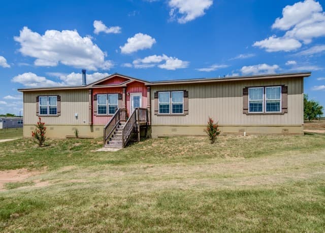 4-bedroom rental at 252 County Road 302 in Floresville, TX — photo 2