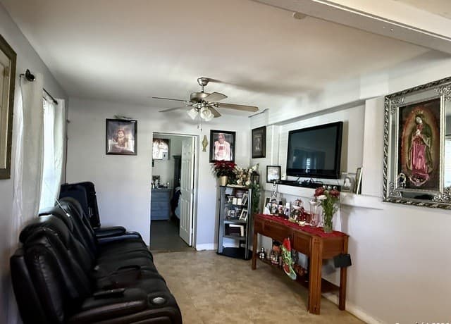4-bedroom rental at 143 Los Arboles in San Antonio, TX — photo 2