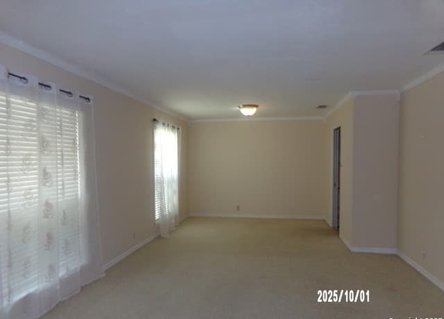 3-bedroom rental at 615 Amistad Blvd in Universal City, TX — photo 4